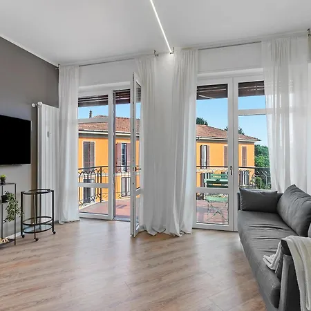 Lägenhet Specchio Di Cielo: Flat With Terrace And Ac Arona Center - Happy Rentals *