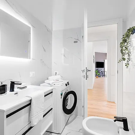 Lägenhet Specchio Di Cielo: Flat With Terrace And Ac Arona Center - Happy Rentals Arona
