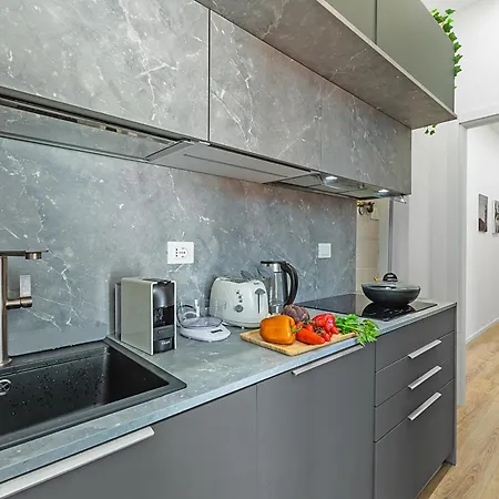 Specchio Di Cielo: Flat With Terrace And Ac Arona Center - Happy Rentals Lägenhet